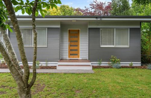 Bright House | Alpine View Cottage