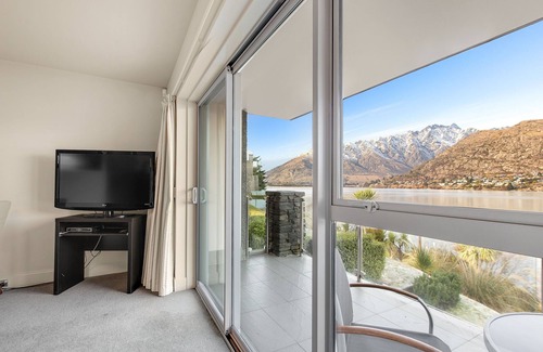Queenstown Apartment | Alpine Village - Lakefront Studio Apartment