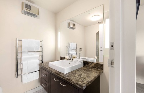 Queenstown Apartment | Alpine Village - Lakefront Studio Apartment