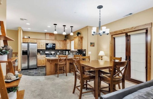 Kellogg Apartment | Alpine Village Suite w/Garage and Saunann