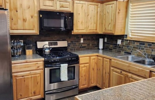 Kellogg Apartment | Alpine Village Suite w/Garage and Saunann