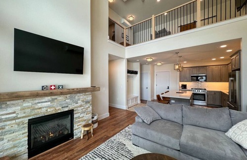 North Conway Condo | Alpine Vista | Mountainside | Luxe | Pool/Hot tub