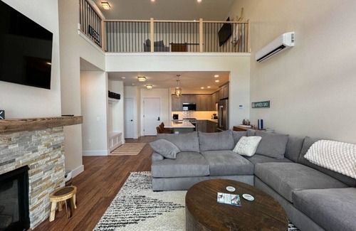 North Conway Condo | Alpine Vista | Mountainside | Luxe | Pool/Hot tub