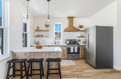 Buena Vista House | Alpine Vista Short Walk Downtown & Stunning Views