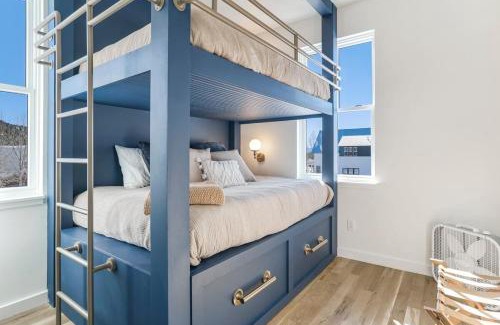 Buena Vista House | Alpine Vista Short Walk Downtown & Stunning Views