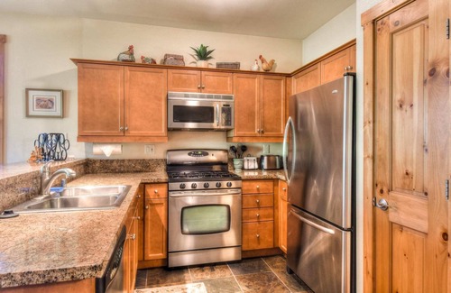 Truckee Condo | Alpine Way | Lake & Sugar Bowl Resort