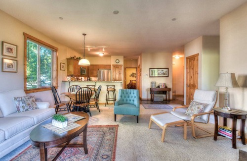 Truckee Condo | Alpine Way | Lake & Sugar Bowl Resort