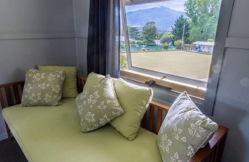 Tawonga Ski Chalet | Alpzview Guesthouse; 2 storey villa