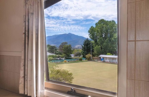 Tawonga Ski Chalet | Alpzview Guesthouse; 2 storey villa