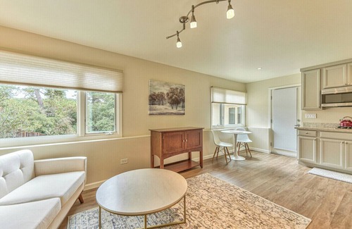 Monterey Apartment | "Alta Mesa Oaks" 5 min to downtown Monterey-Beach Private studio WiFi-TV