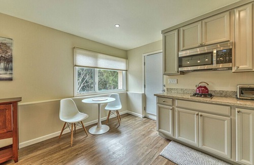 Monterey Apartment | "Alta Mesa Oaks" 5 min to downtown Monterey-Beach Private studio WiFi-TV