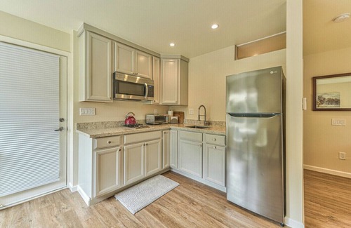 Monterey Apartment | "Alta Mesa Oaks" 5 min to downtown Monterey-Beach Private studio WiFi-TV