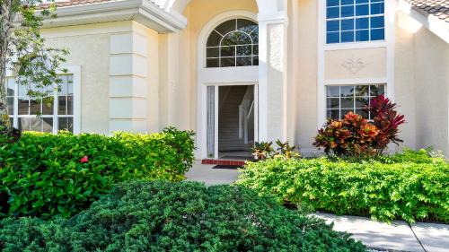 Crown Pointe Villa | Altaira - Top Location Lake View Pool Spa4 Bed