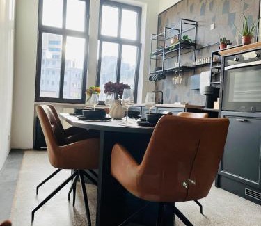 Saarbruecken Apartment | Altbau-Juwel, Antik trifft Modern im Denkmalhaus