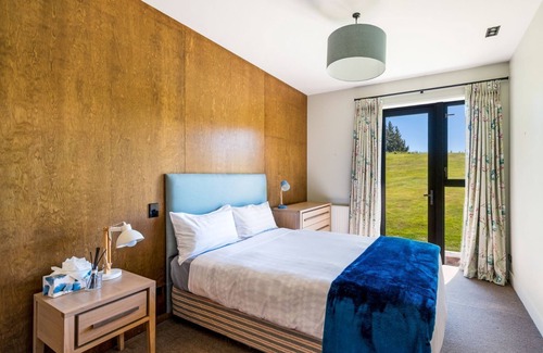 Lake Hayes Villa | Altitude|Hot Tub|Sauna|BBQ |Events Considered