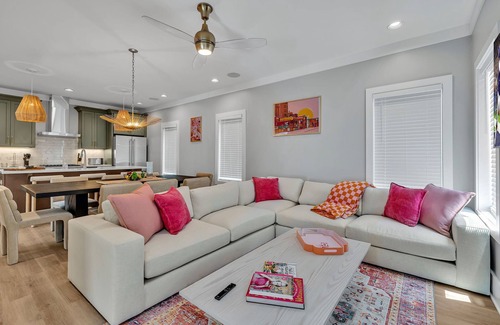 Berry Hill Cottage | Alto-private Rooftop Deck-8 Mins to Broadway