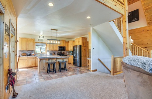 Long Valley Junction Cabin | Alton Cabin w/Wraparound Deck, Forest Views