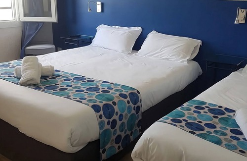 Six-Fours-les-Plages Hotel | Always a Great Idea To Unwind! Near Square Raymond Muriot! with Onsite Parking!