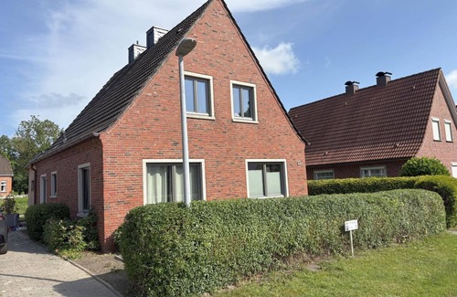 Emden House | Am Tief - Holiday home on the canal on 140sqm for up to 7 people and dogs!