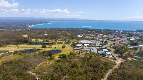 Vincentia House | Amalena by the sea - Vincentia 5BR home with pool