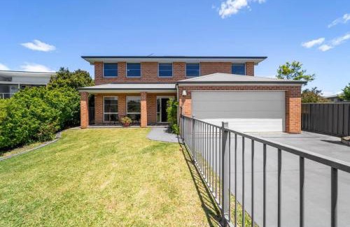 Vincentia House | Amalena by the sea - Vincentia 5BR home with pool