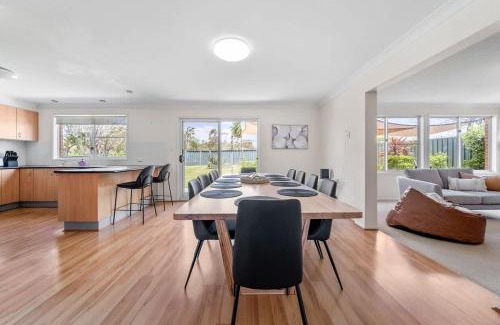 Vincentia House | Amalena by the sea - Vincentia 5BR home with pool