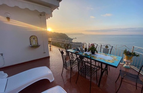 Vietri sul Mare Apartment | Amalfi Coast Mar-Isa, where the sky meets the sea.