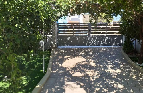 Kalamaki House | Amalia House 5 minu from the beach, ideal for families with children and pets