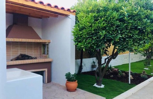 Kalamaki House | Amalia House 5 minu from the beach, ideal for families with children and pets