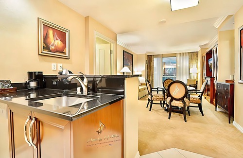 Las Vegas Apartment | Amalz # 4, MGM Signature 2 Bedroom 3 Bathroom Balcony Suites !