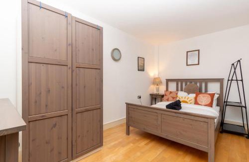 Bermondsey Apartment | Amanah Properties - Skyline Hideaway 3BR City Views London Bridge
