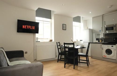 Battersea Apartment | Amanah Properties - Stylish Retreat for Friends & Families Zone 1 Sleeps 5