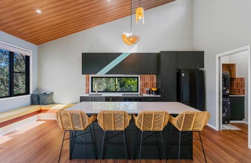 Eatons Hill House | Amara Grove Brisbane Cottage - Come Home to Calm