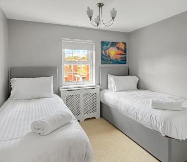 Newark House | Amaya Eight - Large 5 Bedroom - 3 Bathroom house - garden and driveway