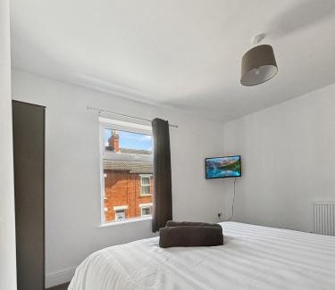 Grantham House | Amaya One -3 bedroom townhouse - with garden - close to town centre - sleeps 7