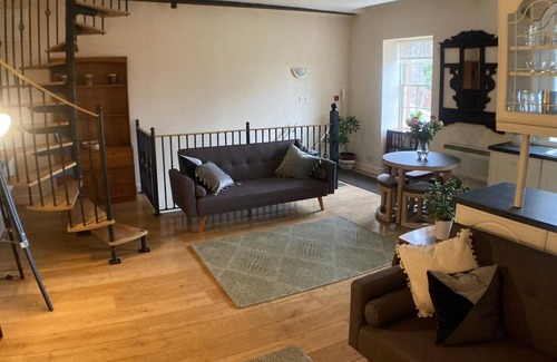 Dufton Apartment | Amazing 2BD Apartment -Upper floors of Dufton Hall
