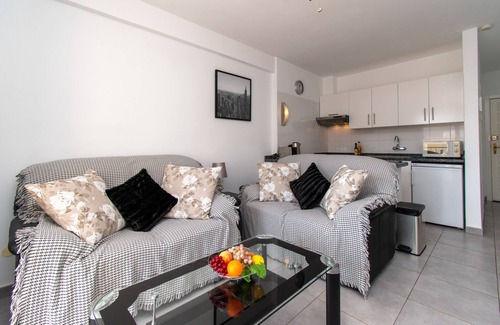 Los Cristianos Apartment | Amazing 1 Bedroom Apartment. Los Cristianos. Communal Heated Pool.
