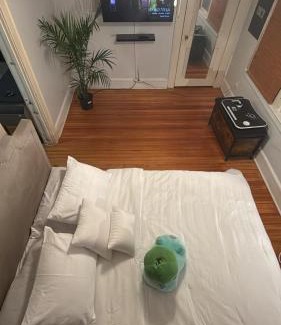Almont House | Amazing 1 bedroom Apt Entire unit near NYC