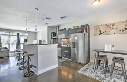 Candler Park Apartment | Amazing 1 BR Loft in Little Five Points minutes to Downtown Atlanta