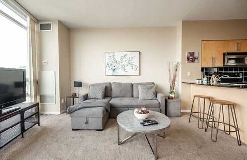Niagara Apartment | Amazing 1BR Condo - Parking!
