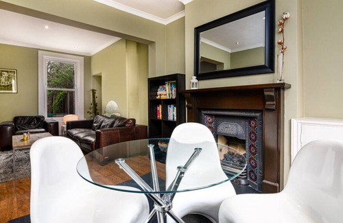 West Ham House | Amazing 2 Bed Gem in London w/ Office & Treadmill!