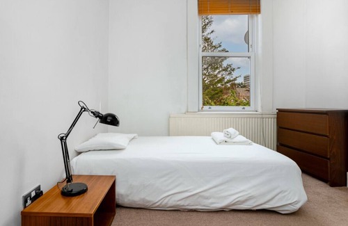 West Ham House | Amazing 2 Bed Gem in London w/ Office & Treadmill!