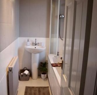 Cardonald Apartment | Amazing 2-Bed Home w/Private Garden Free Parking