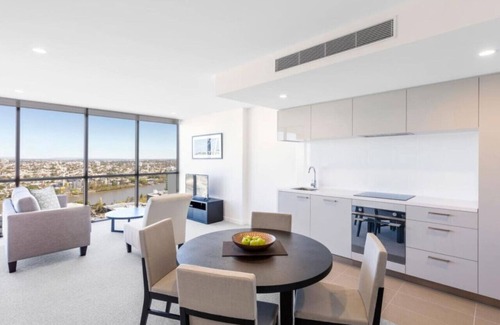 Milton Apartment | Amazing 2BR delicate Apt, 1min to train station