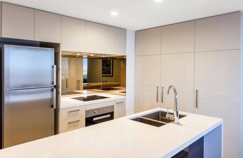 Milton Apartment | Amazing 2BR delicate Apt, 1min to train station
