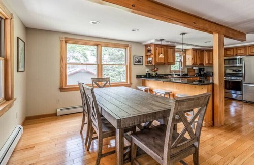 Greenwood House | AMAZING 3BD MOUNTAIN ESCAPE | SLEEPS 8 | HOT TUB