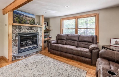 Greenwood House | AMAZING 3BD MOUNTAIN ESCAPE | SLEEPS 8 | HOT TUB