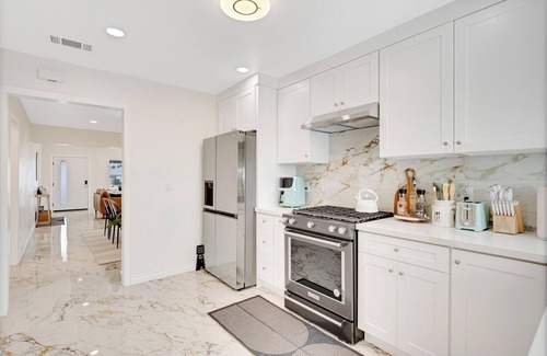Midway City House | Amazing 4-bedroom house in peaceful Midway City w/fire pit lounge, backyard