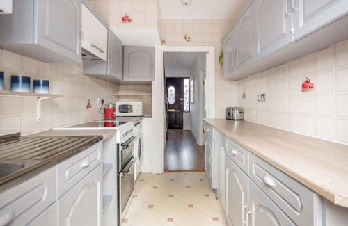 Havering House | Amazing 4 Bedrooms House near Romford Station