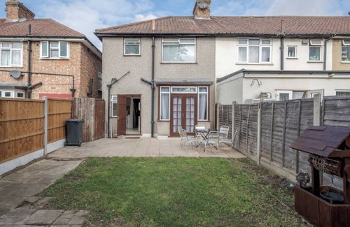 Havering House | Amazing 4 Bedrooms House near Romford Station